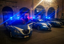 In sella alla bici sfiora tre persone e scoppia la rissa: calci e pugni in via Gramsci