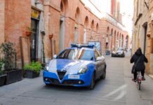 Sfonda la porta di una casa, picchia con una spranga due uomini e gli ruba il cellulare