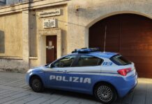 Chiede di chiudere lo sportello per passare sul marciapiede: aggredita e minacciata di morte