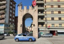 Minorenni alla guida di un’auto e con 45 grammi di hashish: la polizia li insegue e li arresta