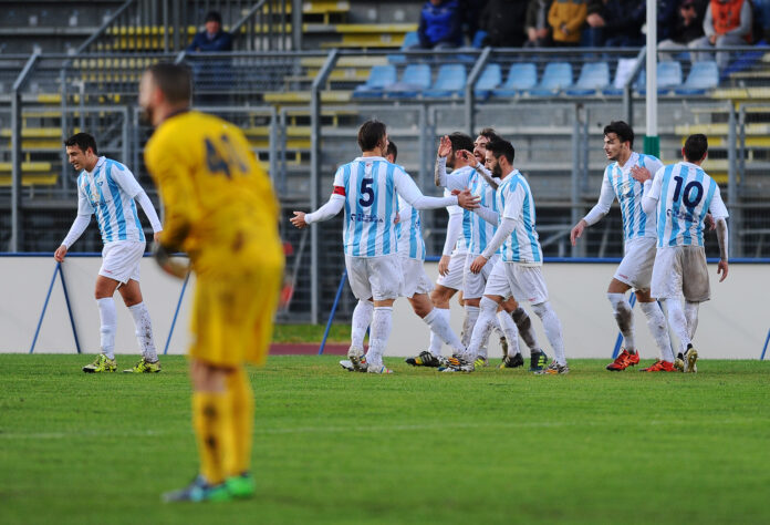 Esultanza dei giocatori del Foligno calcio (foto Vissani)