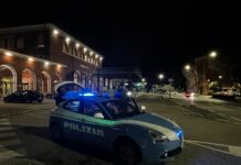 Lite tra condomini, 57enne fa irruzione in casa del vicino e lo aggredisce: denunciato