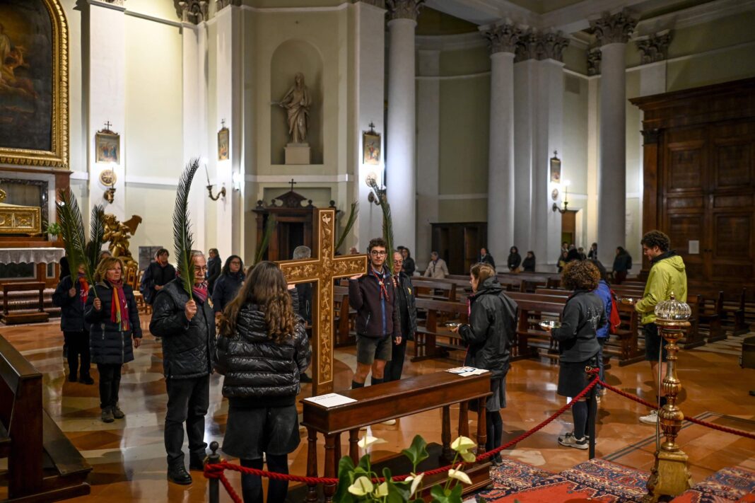 Il Cammino dietro la Croce, Pasqua 2024 (foto Alessio Vissani)