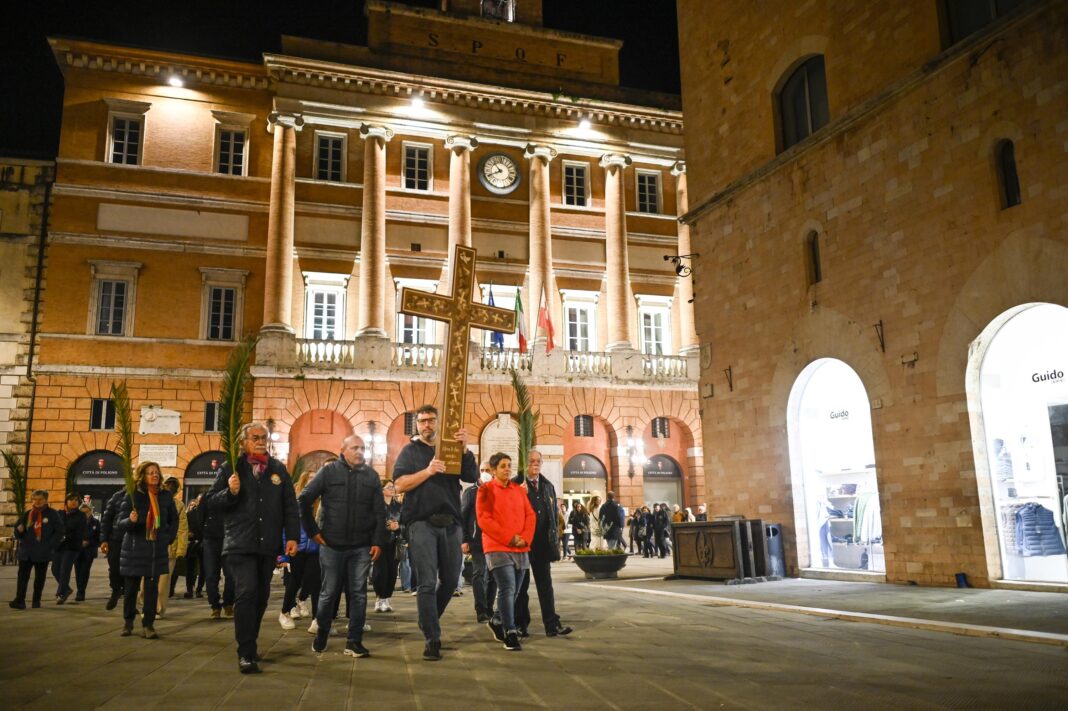 Il Cammino dietro la Croce, Pasqua 2024 (foto Alessio Vissani)