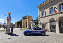 In attesa sul marciapiede con cocaina e contanti: tradito dai precedenti, 26enne in manette