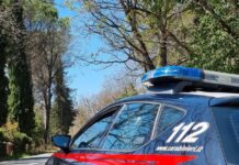 Armato di forbici colpisce madre, figlia e un soccorritore: arrestato 25enne a Foligno