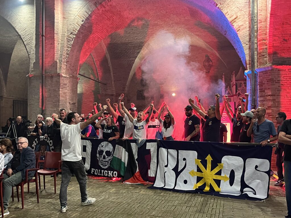 I tifosi del Foligno Calcio nella corte di Palazzo Trinci