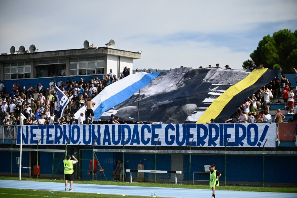 La coreografia dedicata a Jonathan Spaziani (foto di Alessio Vissani)