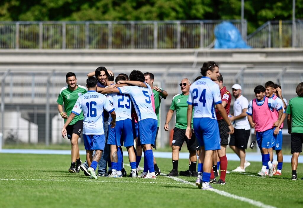L'abbraccio di giocatori e staff del Foligno Calcio dopo il 4-2 (foto di Alessio Vissani)