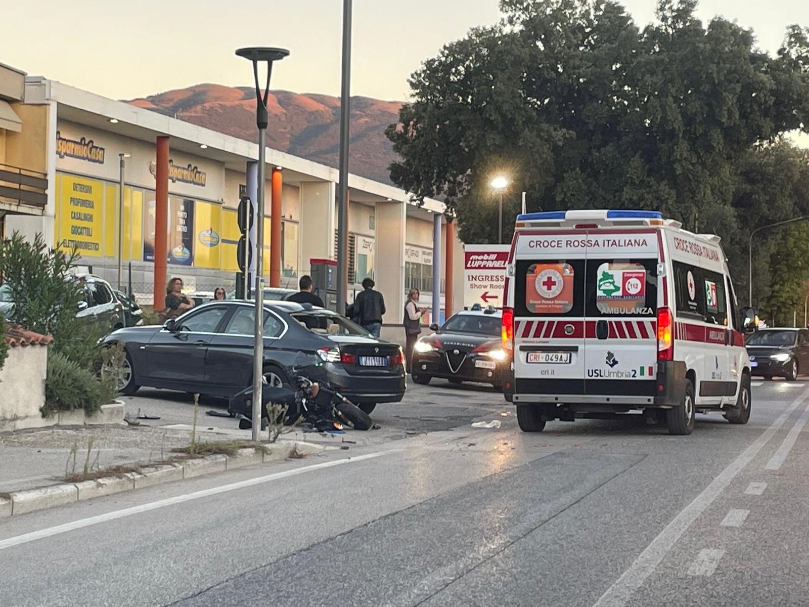 Scontro tra auto e scooter in viale Roma: giovane in Rianimazione ...