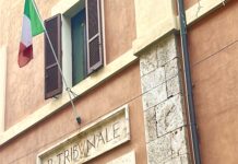 Accoltellamento in centro, i legali dell’accusato ipotizzano la legittima difesa. Convalidato l’arresto