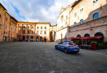 Foligno, sfonda a calci la porta della struttura che lo aveva ospitato: in manette 26enne