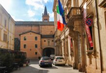 Calci e pugni dopo uno spintone in piazza Don Minzoni: tre denunce per la rissa in centro