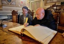 Monsignor Sorrentino ricevuto in Comune: sul Libro d’onore di Foligno la firma del vescovo