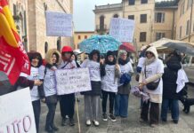 Nidi e mense, protesta in piazza: “Servizio a rischio, servono assunzioni subito”