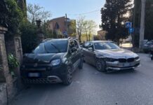 Tamponamento in via Nazario Sauro: un’auto finisce contro un muro
