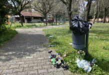Rifiuti e incuria nell’area verde di via Aspromonte