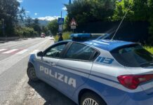 Ventenne spintona un poliziotto e lo morde a un dito durante un controllo: arrestato