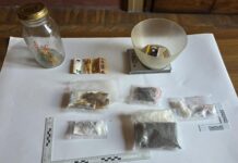 In scooter affianca un’auto per vendere la droga: folignate in manette