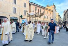 Corpus Domini, la prima volta di monsignor Accrocca tra la folla di Foligno e l’arte di Spello