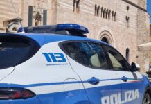 Chiama la polizia in preda alle allucinazioni: in casa ha una scacciacani e cocaina, denunciato 34enne