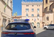 Compra un oggetto da pochi euro e ne nasconde altri tra i vestiti: 28enne denunciato