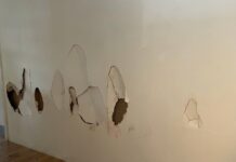 Bagni allagati, pareti sfondate a calci e imbrattate: vandali in azione agli Orti Orfini e ai Canapè