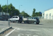 Ennesimo incidente in via Feliciano Fedeli: coinvolte due auto