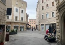 Monumento “Foligno centro del mondo”, Casa democratica attacca la giunta