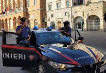 Sorpreso a nascondersi tra i rovi con cocaina e crack: arrestato 26enne a Foligno