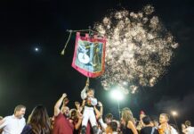 Giacomo Mazzocchi alza il palio del cinquantennale della Quintanella