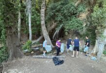 Insieme a Legambiente i volontari ripuliscono i sentieri delle cascate dell’Altolina