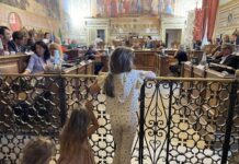 Rette dei nidi a 660 euro, i genitori interrompono il consiglio comunale: “Non siamo a Roma o Milano”