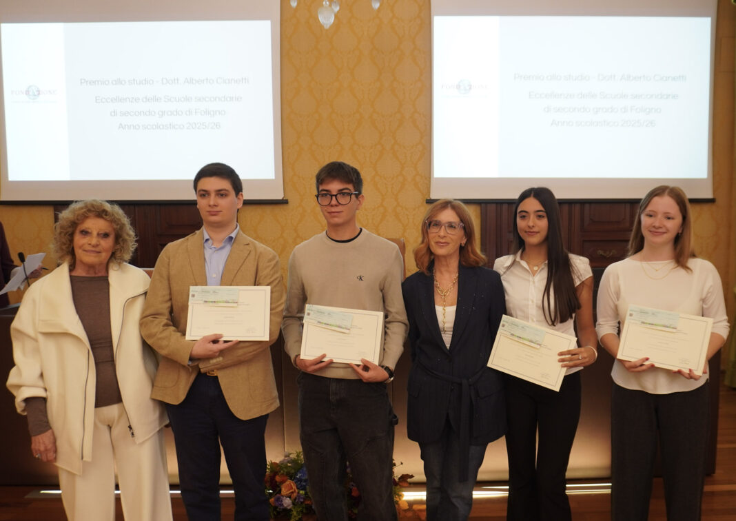 Gli studenti premiati dalla Fondazione Carifol