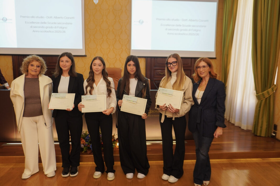 Gli studenti premiati dalla Fondazione Carifol