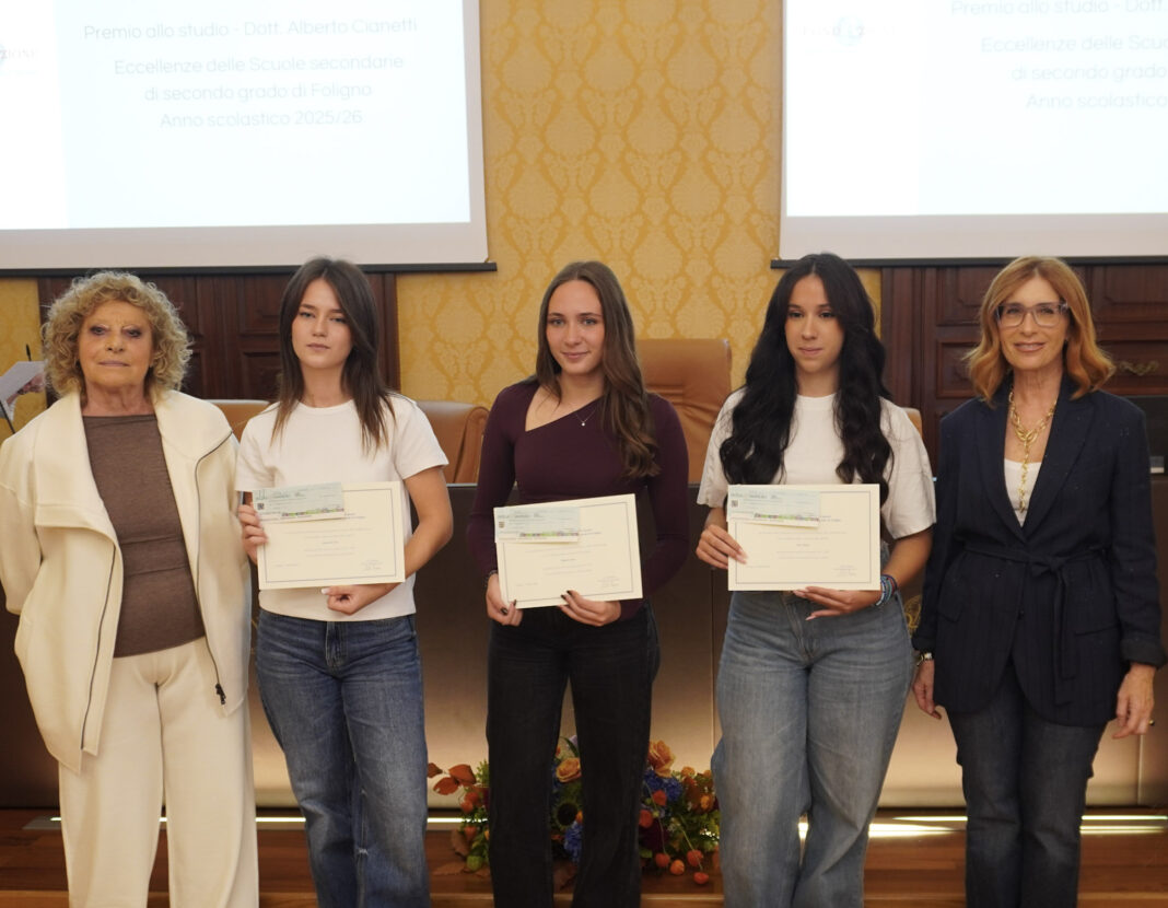 Gli studenti premiati dalla Fondazione Carifol