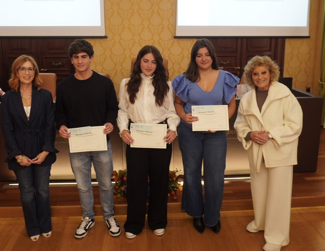 Gli studenti premiati dalla Fondazione Carifol