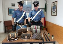 Borse contraffatte, manganelli e spray al peperoncino al mercatino di Pissignano: nei guai due ambulanti