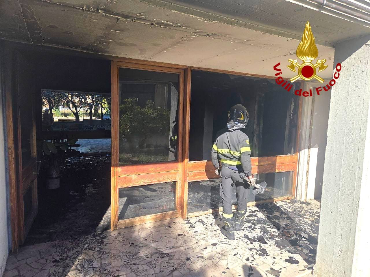Vigile del fuoco all’ingresso del condominio nella foto pubblicata da RguNotizie